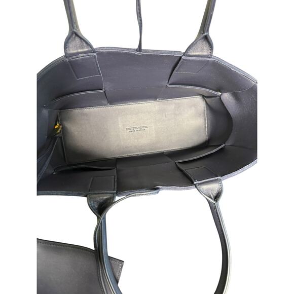 Bottega Veneta Small Arco Intrecciato Leather Tote in Cruise - Picture 13 of 16